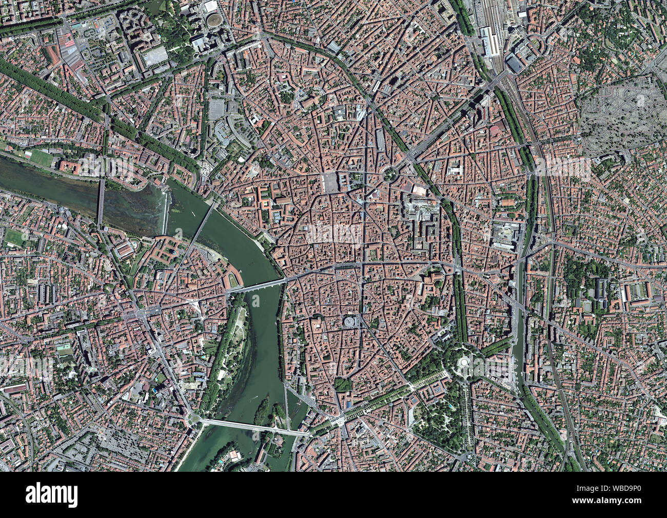 Fotografía aérea del centro histórico de Toulouse, la ciudad capital de Occitanie, Francia. Imagen tomada en 2016. Foto de stock