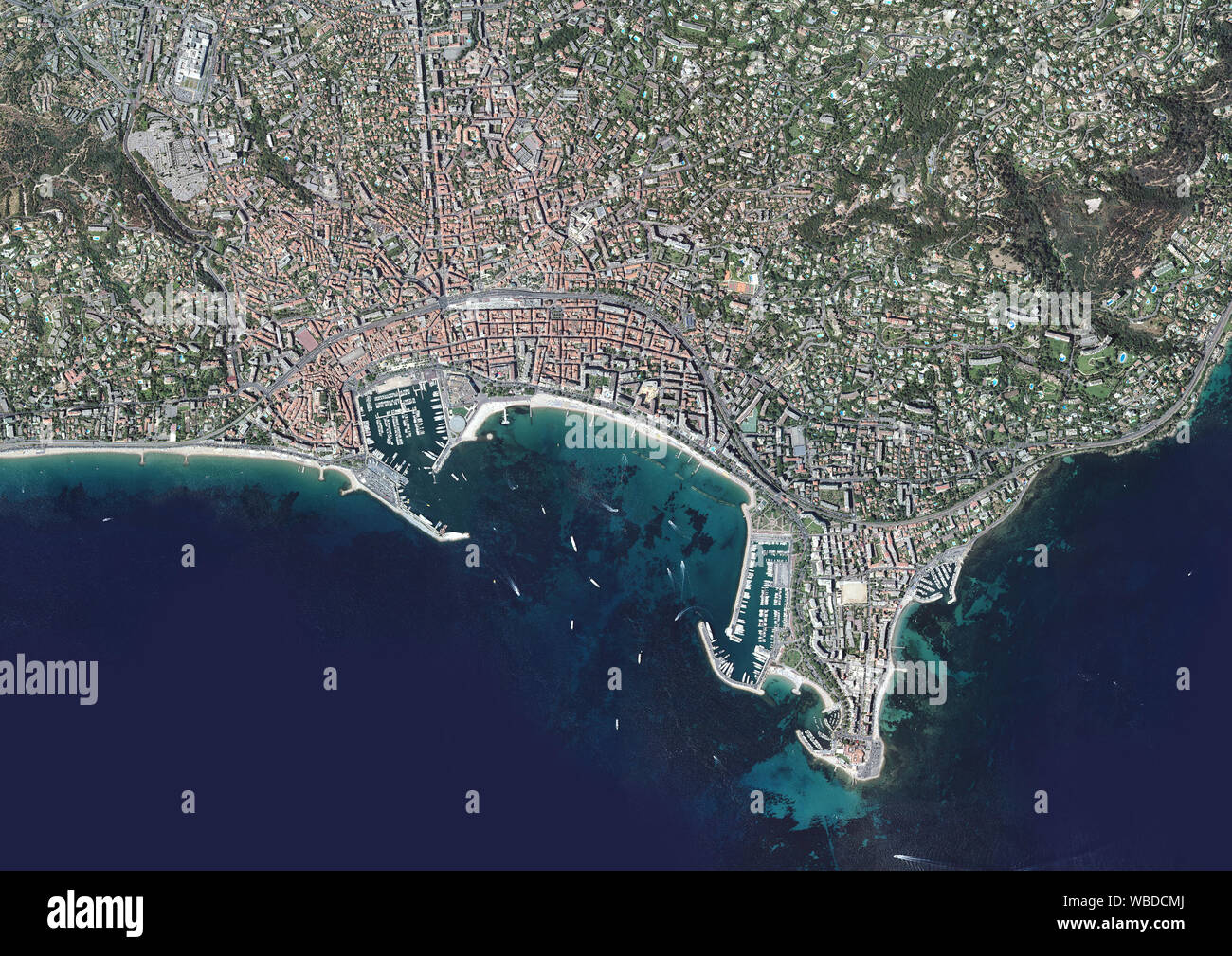 La fotografía aérea de Cannes, en la Riviera Francesa, Francia. Es la ciudad anfitriona del Festival de Cannes y el Midem, el evento de la industria internacional de la música.La Promenade de la Croisette, en el centro, se extiende a lo largo de la orilla del mar Mediterráneo y está a unos 2 km de largo. Imagen tomada en 2017. Foto de stock