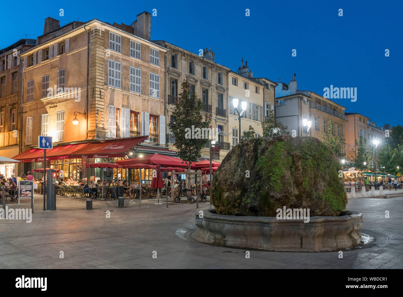 Fuente en Cours Mirabeau, Aix-en-Provence Bouches-du-Rhone, Provence-Alpes-Côte d'Azur, Francia Foto de stock