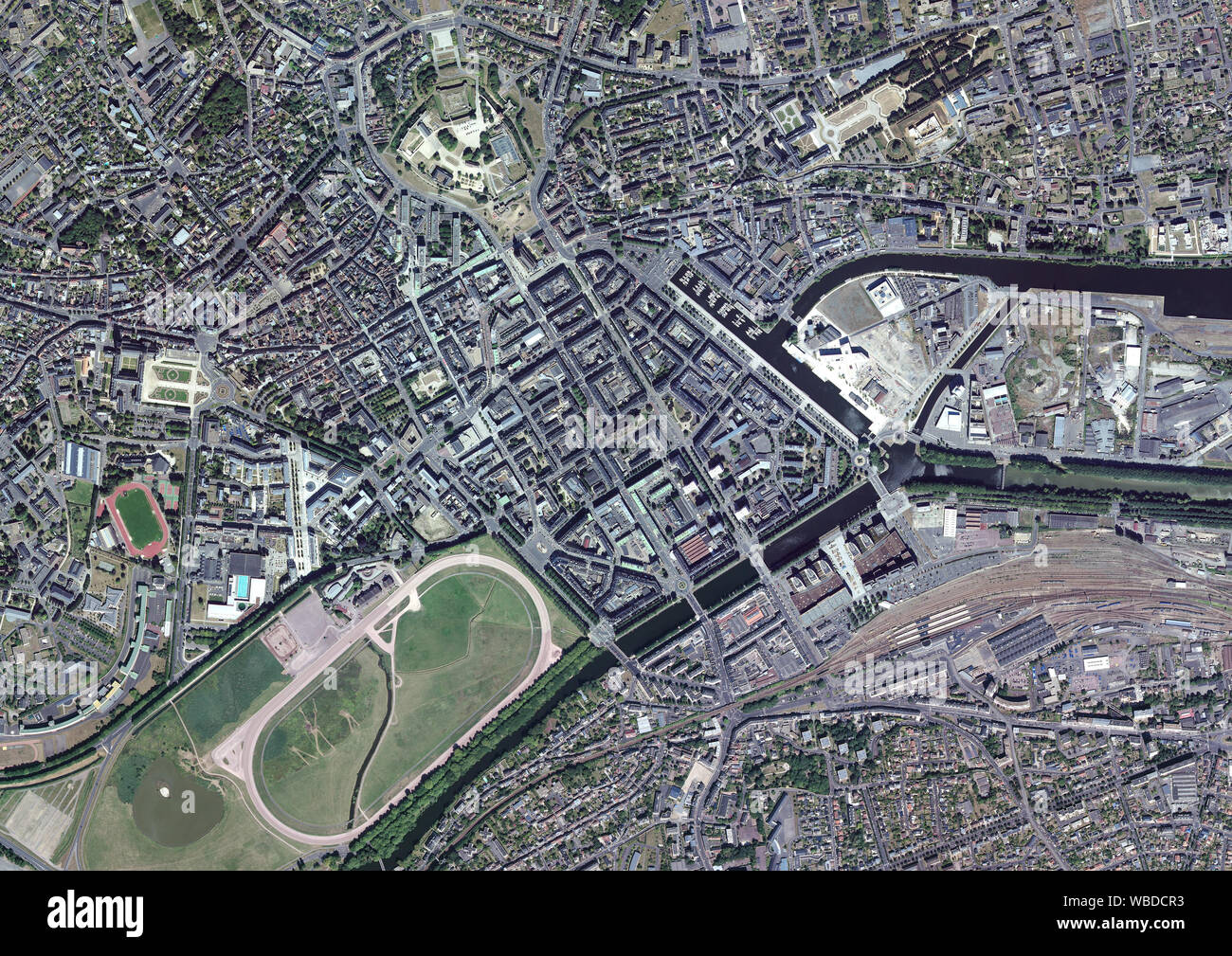 Fotografía aérea del centro histórico de Caen, Francia. Imagen tomada en 2016. Foto de stock