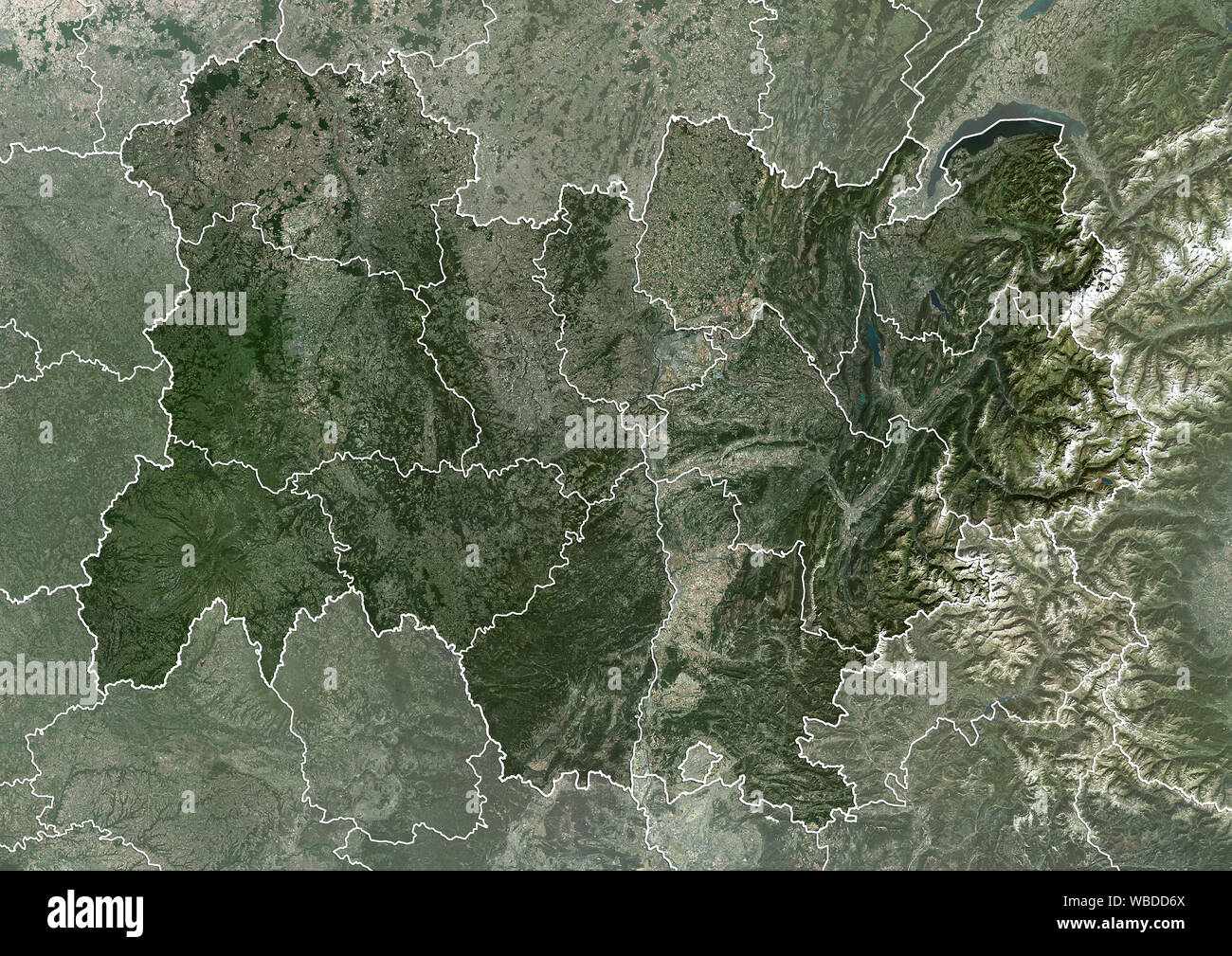 Imagen de satélite de la Color Auvergne-Rhone-Alpes en el sudeste de Francia central (con los límites administrativos). Esta imagen fue compilado a partir de los datos obtenidos en 2018 por satélites Sentinel-2. Foto de stock