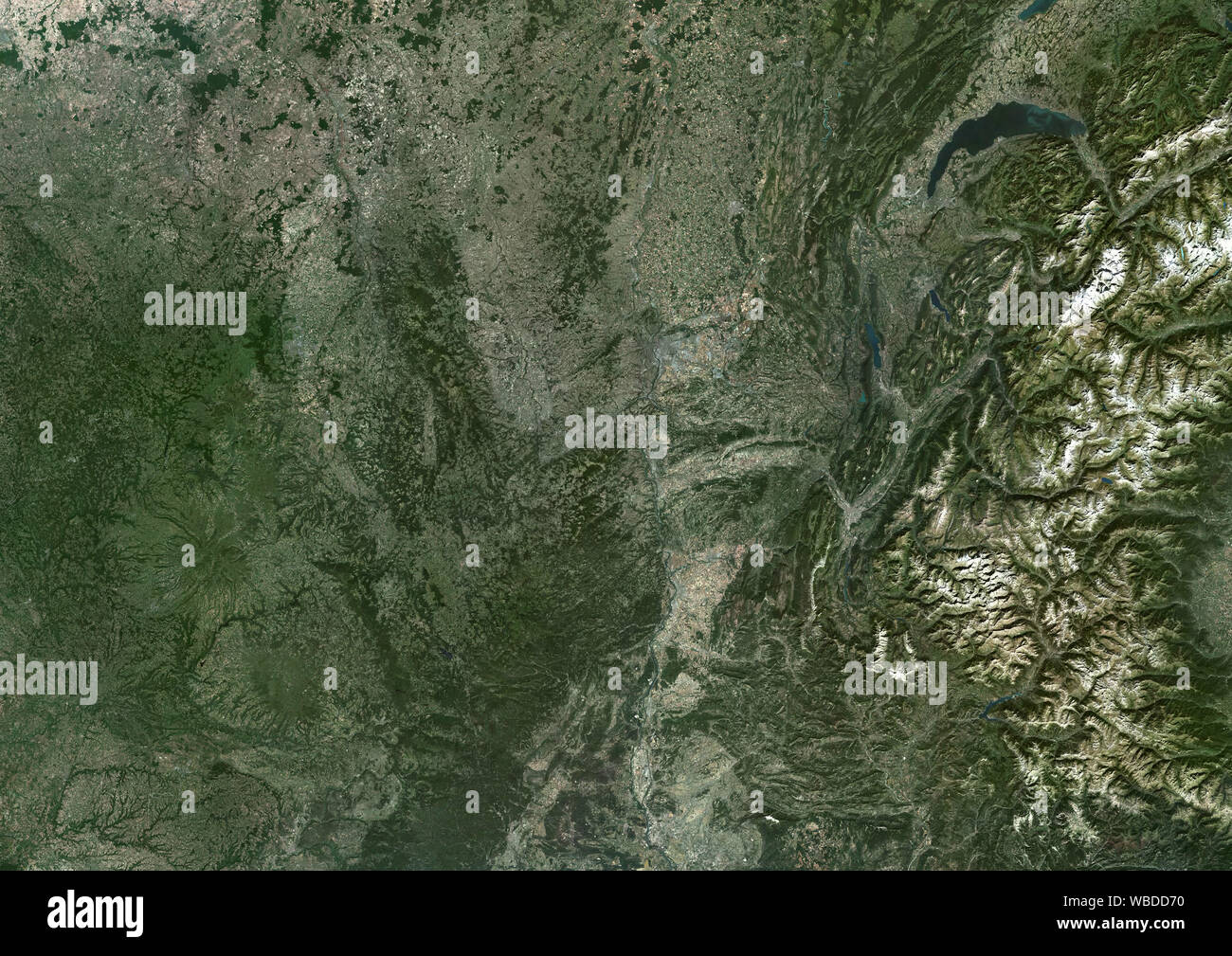 Imagen de satélite de la Color Auvergne-Rhone-Alpes en el sudeste de Francia central. Esta imagen fue compilado a partir de los datos obtenidos en 2018 por satélites Sentinel-2. Foto de stock