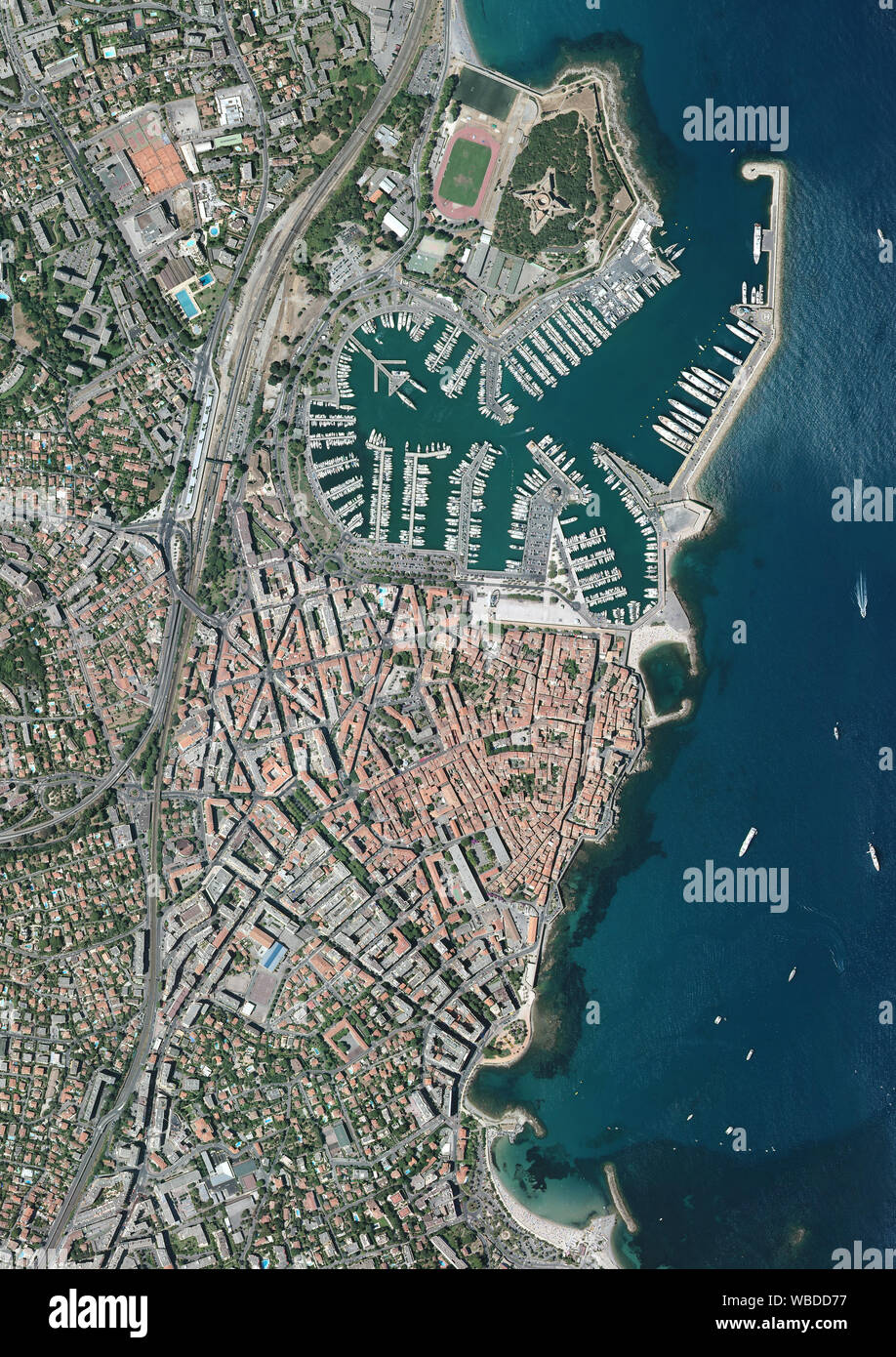 La fotografía aérea de Antibes Centro Histórico, en la Riviera Francesa en el sur de Francia. Imagen tomada en 2017. Foto de stock