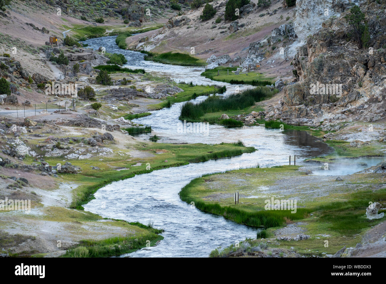 Vista cercana de la burbujeante arroyo caliente sitio geológico en Mammoth Lakes, California Foto de stock