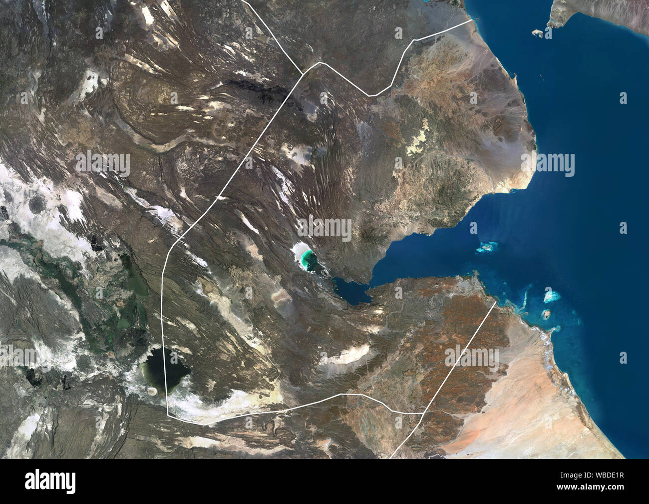 Imagen de satélite de color de Djibouti (con los límites administrativos), país situado en el Cuerno de África. Esta imagen fue compilado a partir de datos adquiridos por Sentinel-2 y Landsat 8 satélites. Foto de stock