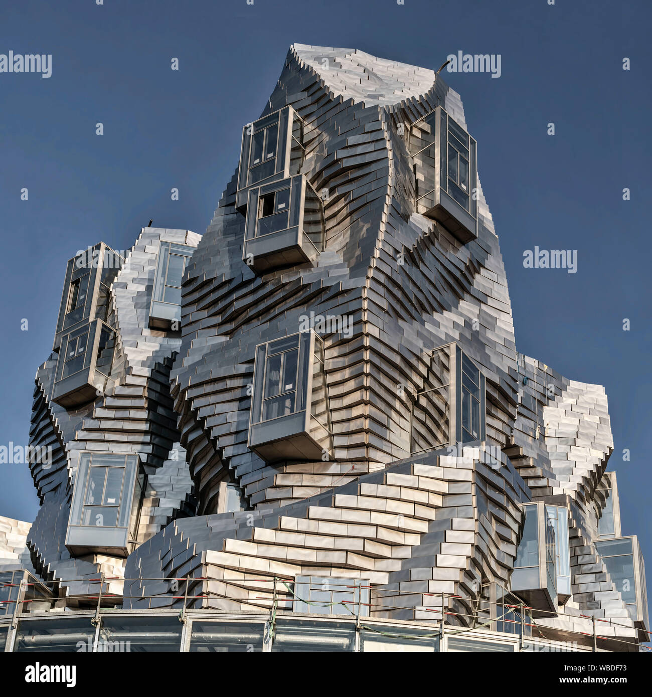 LUMA Arles, centro de cultura por el arquitecto Frank Gehry Arles, Provence, Francia Foto de stock