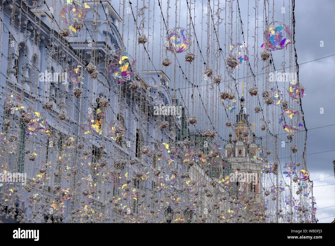 Huérfano Cuota de admisión engañar Moscú, Rusia - Agosto 1, 2019: los edificios de la calle Nikolskaya vistos  a través de adornos colgantes Fotografía de stock - Alamy