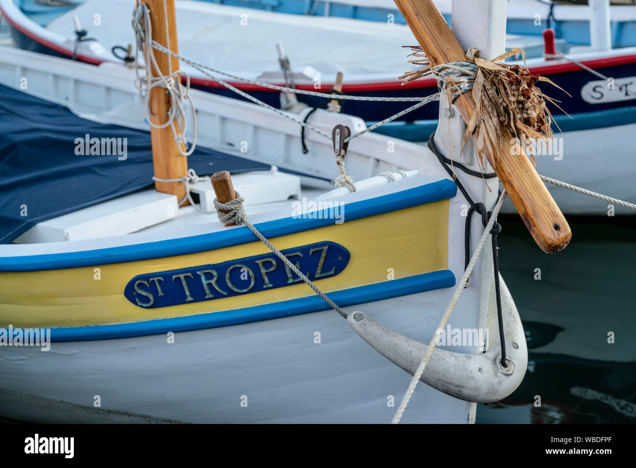 Pequeña embarcación de madera, con signo de St Tropez, Var, Cote d'Azur, en el sur de Francia, de Saint Tropez, Francia, Europa, Europa Mittelmeer Foto de stock