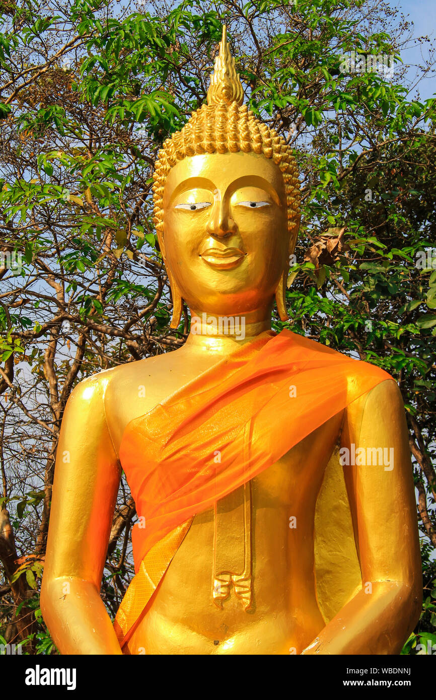 Cabeza de Buda de oro en un templo budista tailandés, un símbolo religioso en Tailandia, en Asia, la religión y la cultura asiática. Turismo, tours en Tailandia Foto de stock