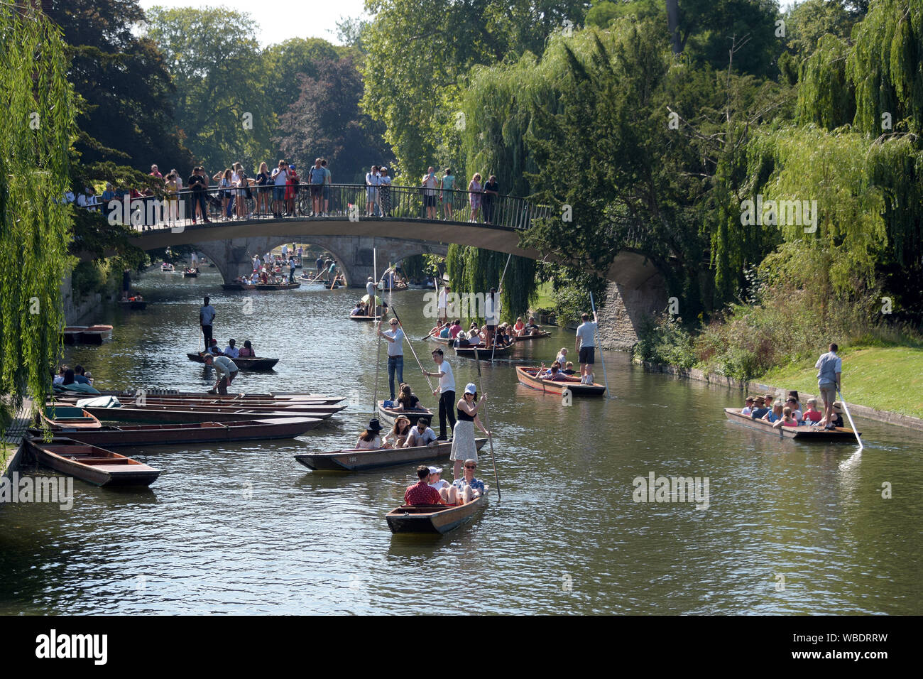 Con récord de visitantes temperaturas August Bank Holiday a Cambridge disfrutar el tiempo disfrutando del río Cam en botes y Punts. Cambridge Foto de stock