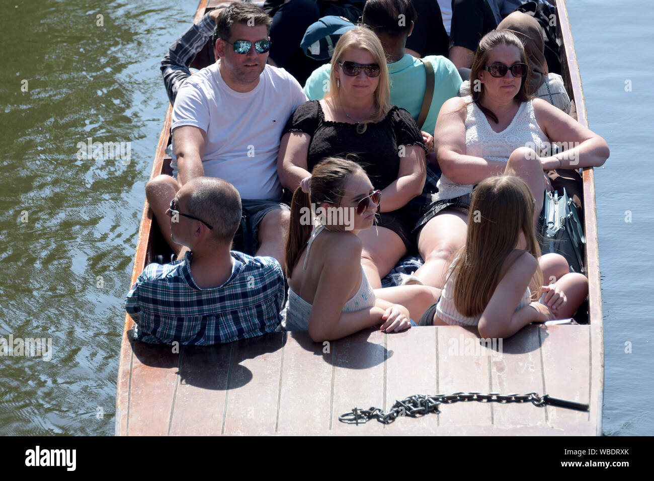 Con récord de visitantes temperaturas August Bank Holiday a Cambridge disfrutar el tiempo disfrutando del río Cam en botes y Punts. Cambridge Foto de stock