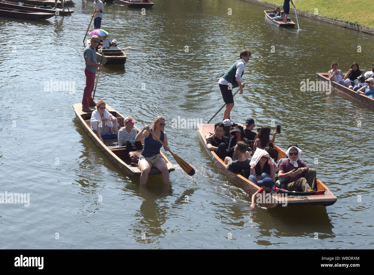 Con récord de visitantes temperaturas August Bank Holiday a Cambridge disfrutar el tiempo disfrutando del río Cam en botes y Punts. Cambridge Foto de stock