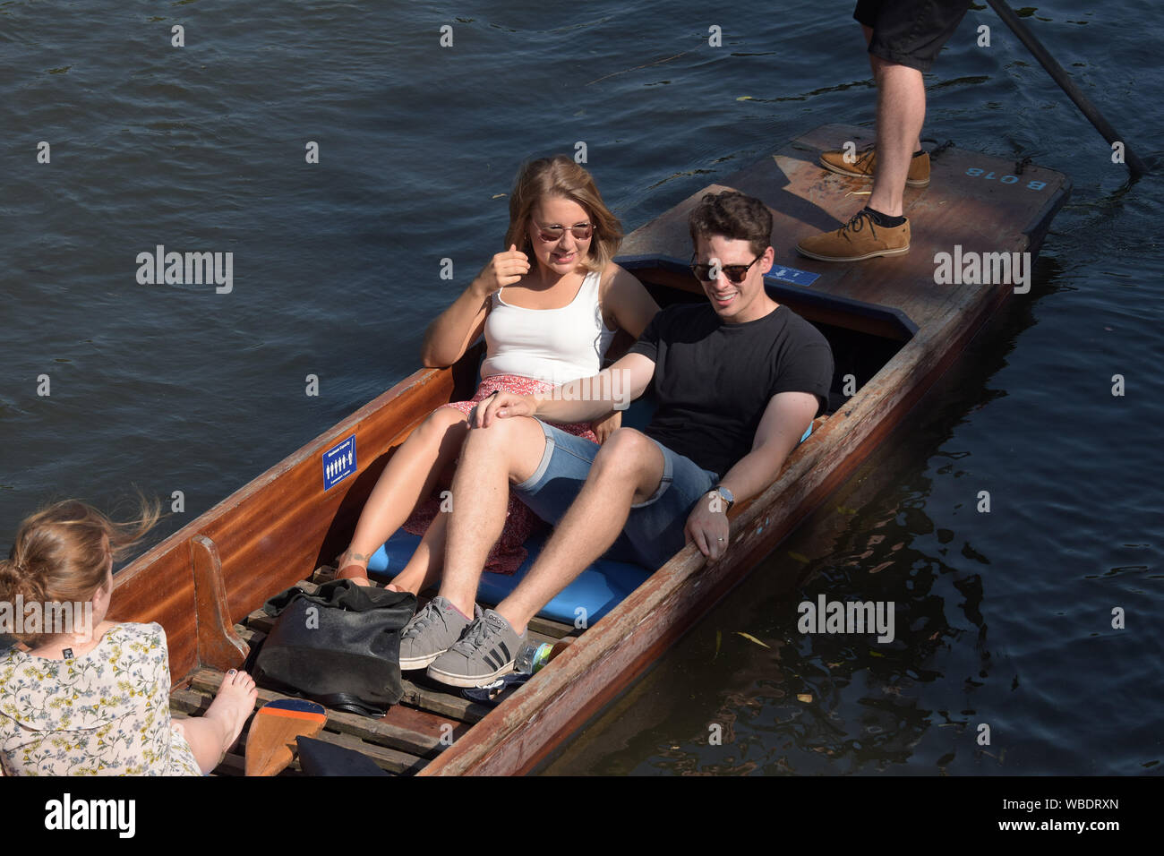 Con récord de visitantes temperaturas August Bank Holiday a Cambridge disfrutar el tiempo disfrutando del río Cam en botes y Punts. Cambridge Foto de stock