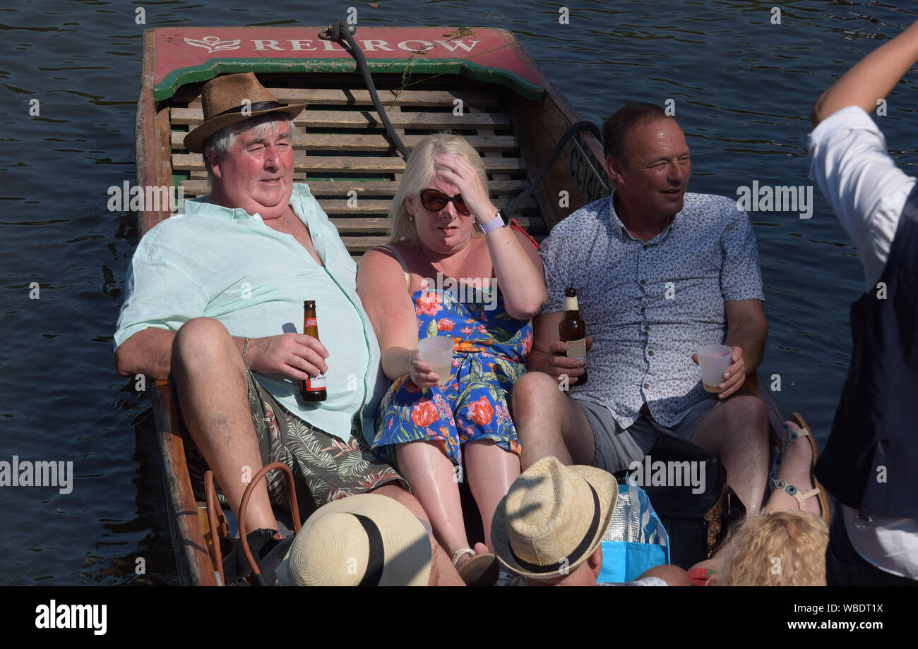 Con récord de visitantes temperaturas August Bank Holiday a Cambridge disfrutar el tiempo disfrutando del río Cam en botes y Punts. Cambridge Foto de stock