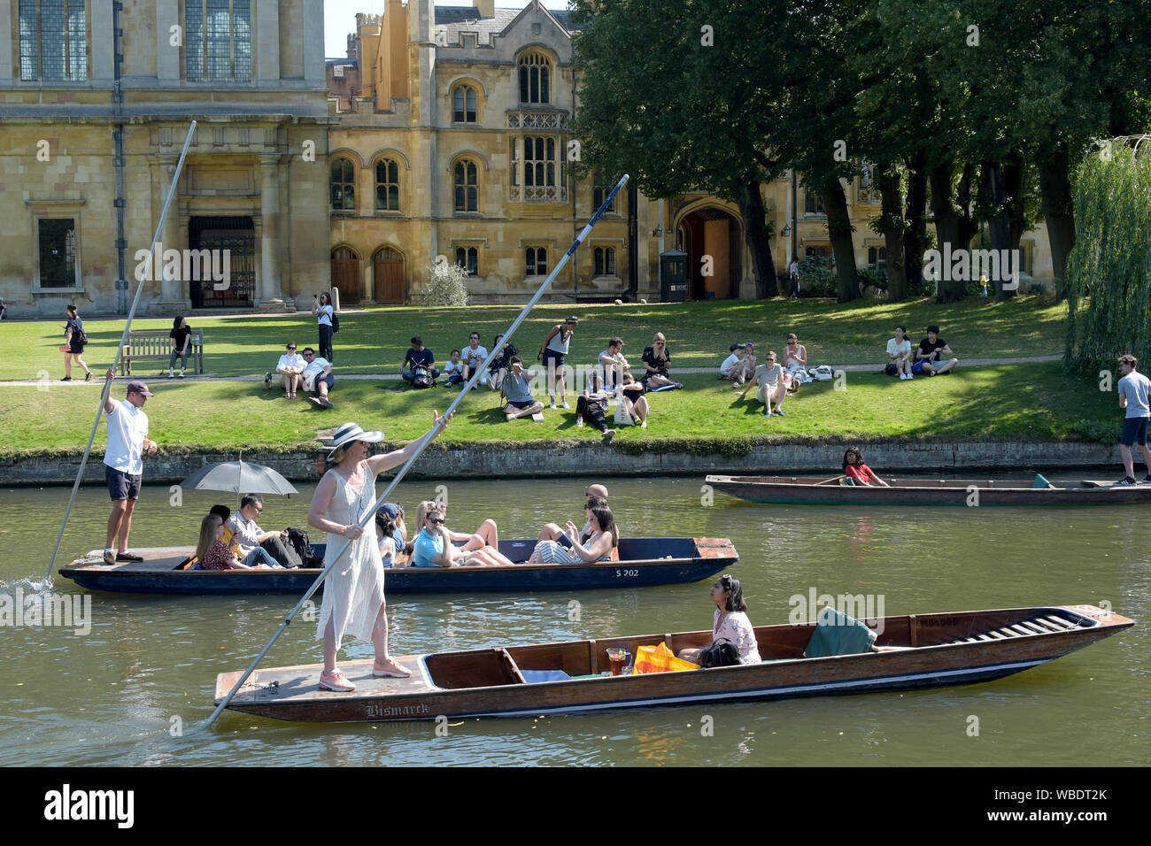 Con récord de visitantes temperaturas August Bank Holiday a Cambridge disfrutar el tiempo disfrutando del río Cam en botes y Punts. Cambridge Foto de stock