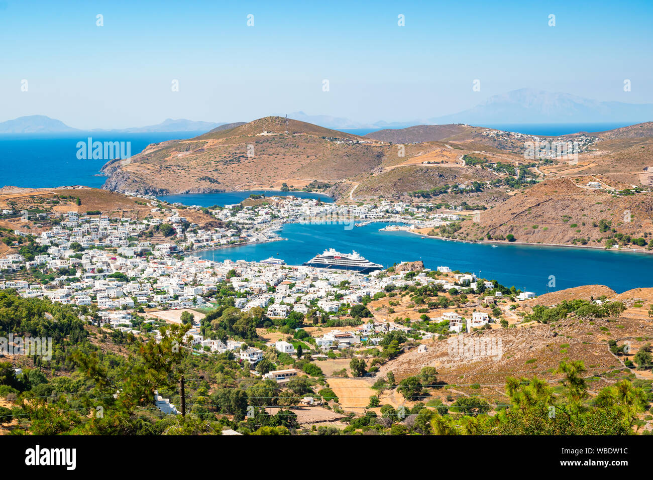 La vista horizontal de Skala del puerto y la ciudad, la isla de Patmos, Grecia. Foto de stock
