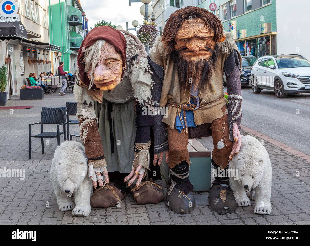 Una vista del pueblo oculto de Islandia en Hafnarstraeti Street, en la ciudad de Akureyri, Islandia. Foto de stock