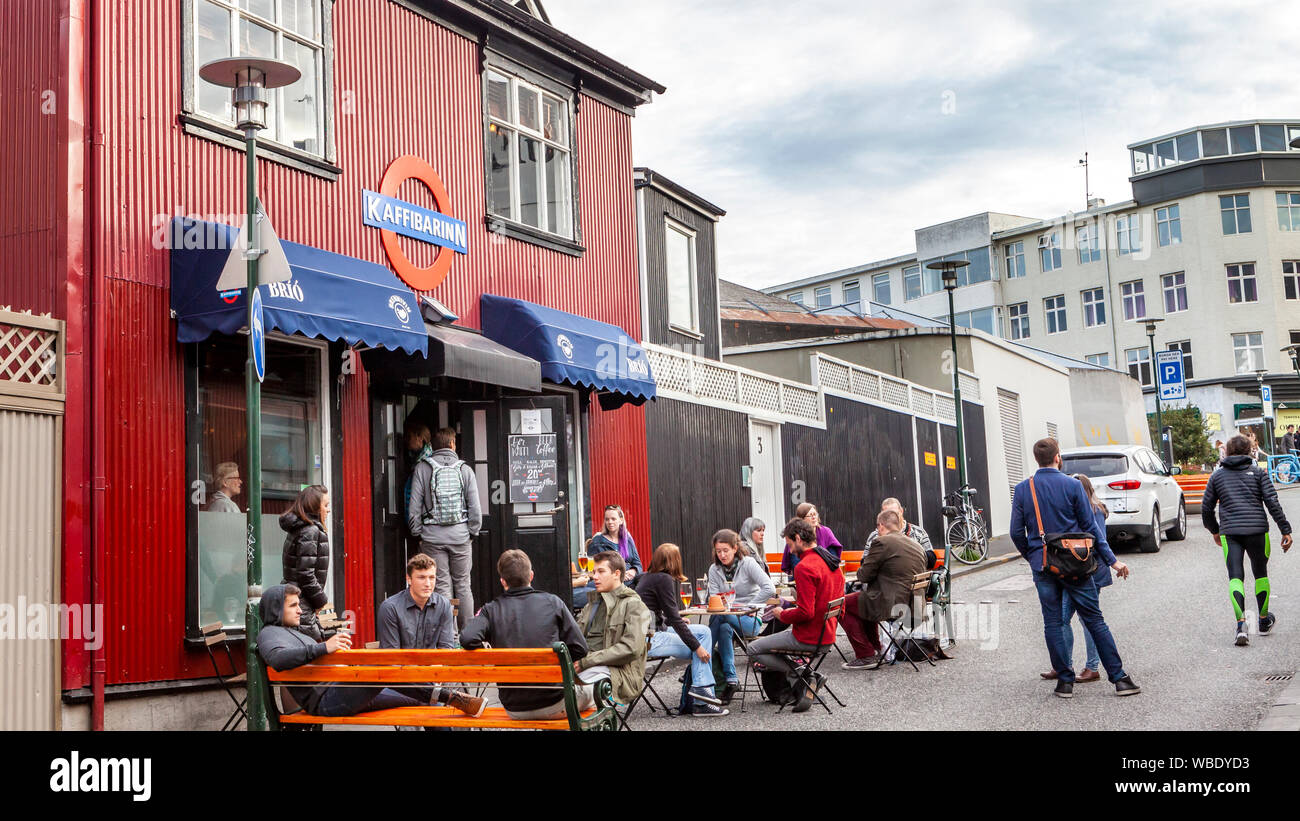 La gente, los turistas que caminan en el distrito de compras en Reykjavik, Islandia. Foto de stock