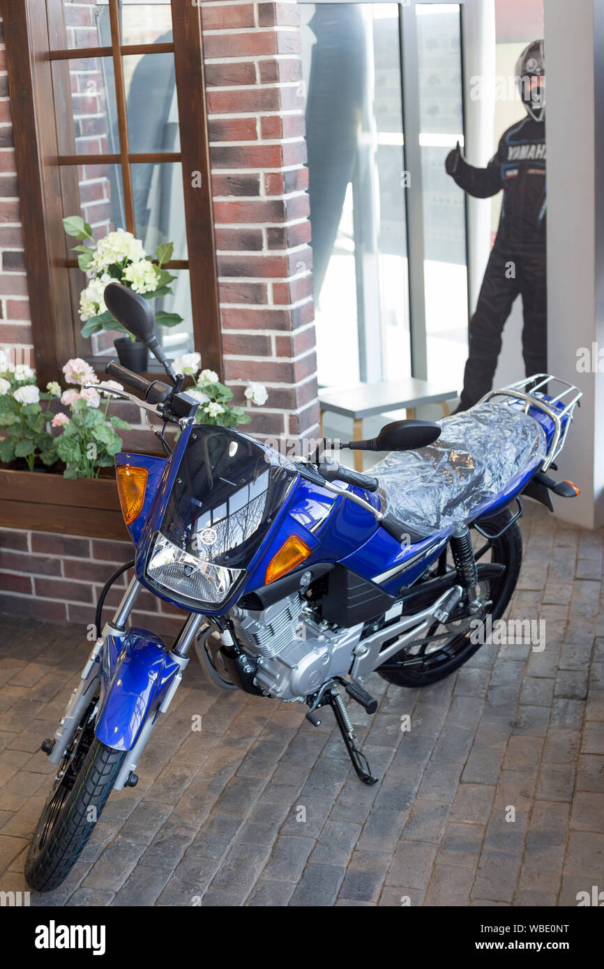Rusia, Izhevsk - Agosto 23, 2019: motocicleta Yamaha shop. Nueva moto YBR125 está de pie sobre un piso de piedra. La famosa marca mundial. Foto de stock