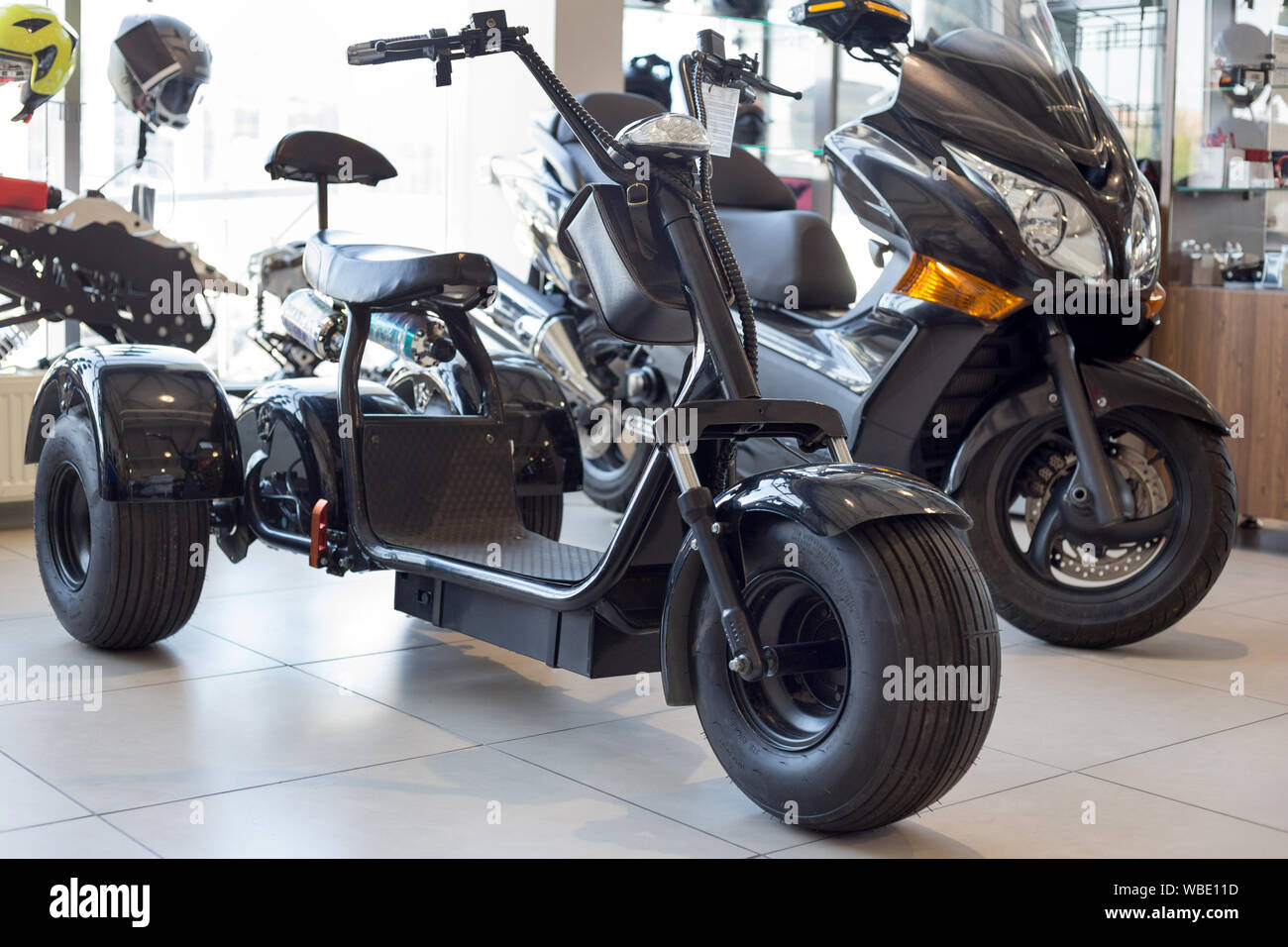 Rusia, Izhevsk - Agosto 23, 2019: motocicleta Yamaha shop. Tres ruedas scooter eléctrico de movilidad está de pie sobre un showroom del concesionario. Ayudas de movilidad moderna Foto de stock