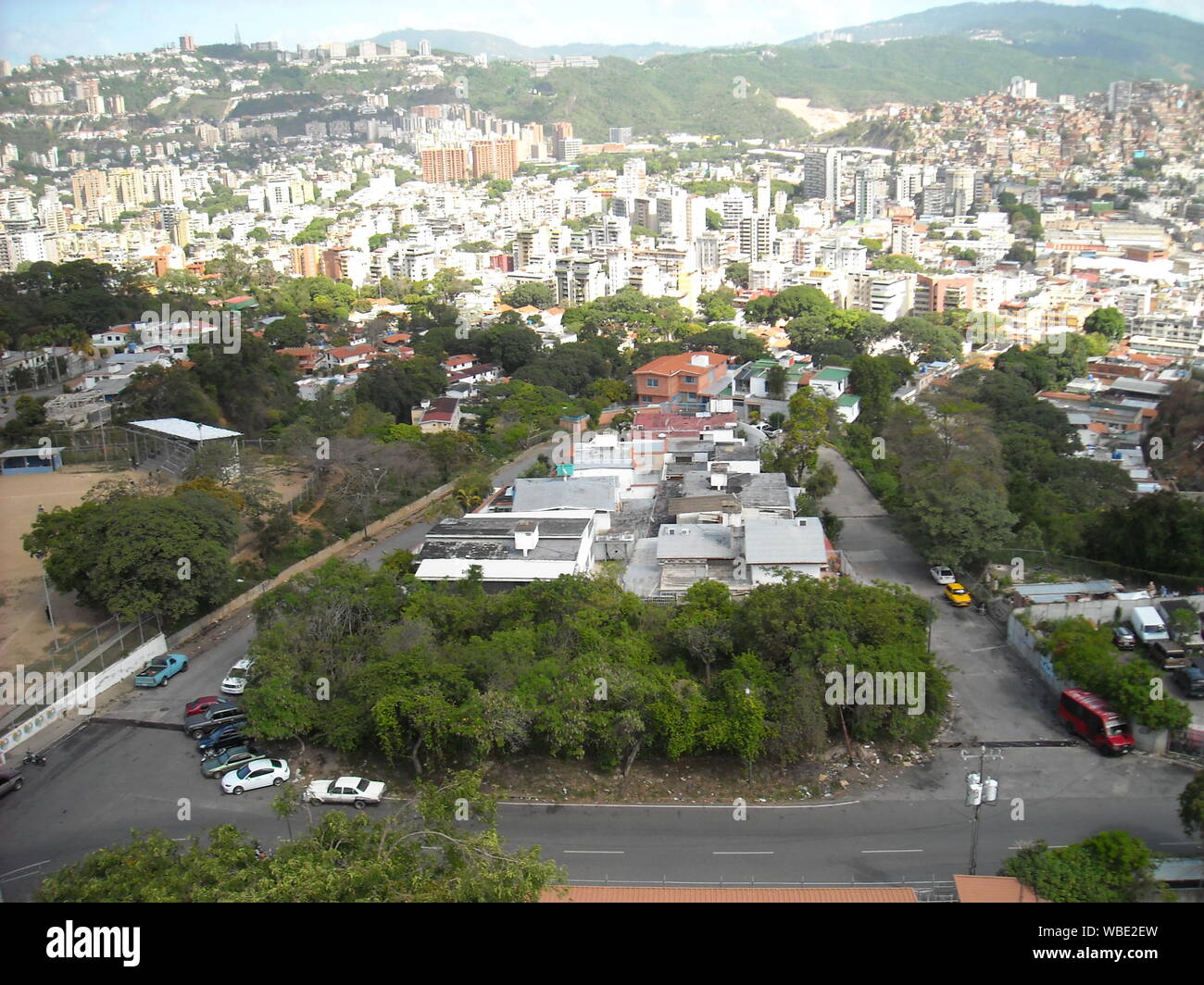 Caracas, Venezuela. Vista de algunos edificios de interés social de la Gran  Misión vivienda, el Metrocable, los barrios de tugurios y otros edificios  Fotografía de stock - Alamy