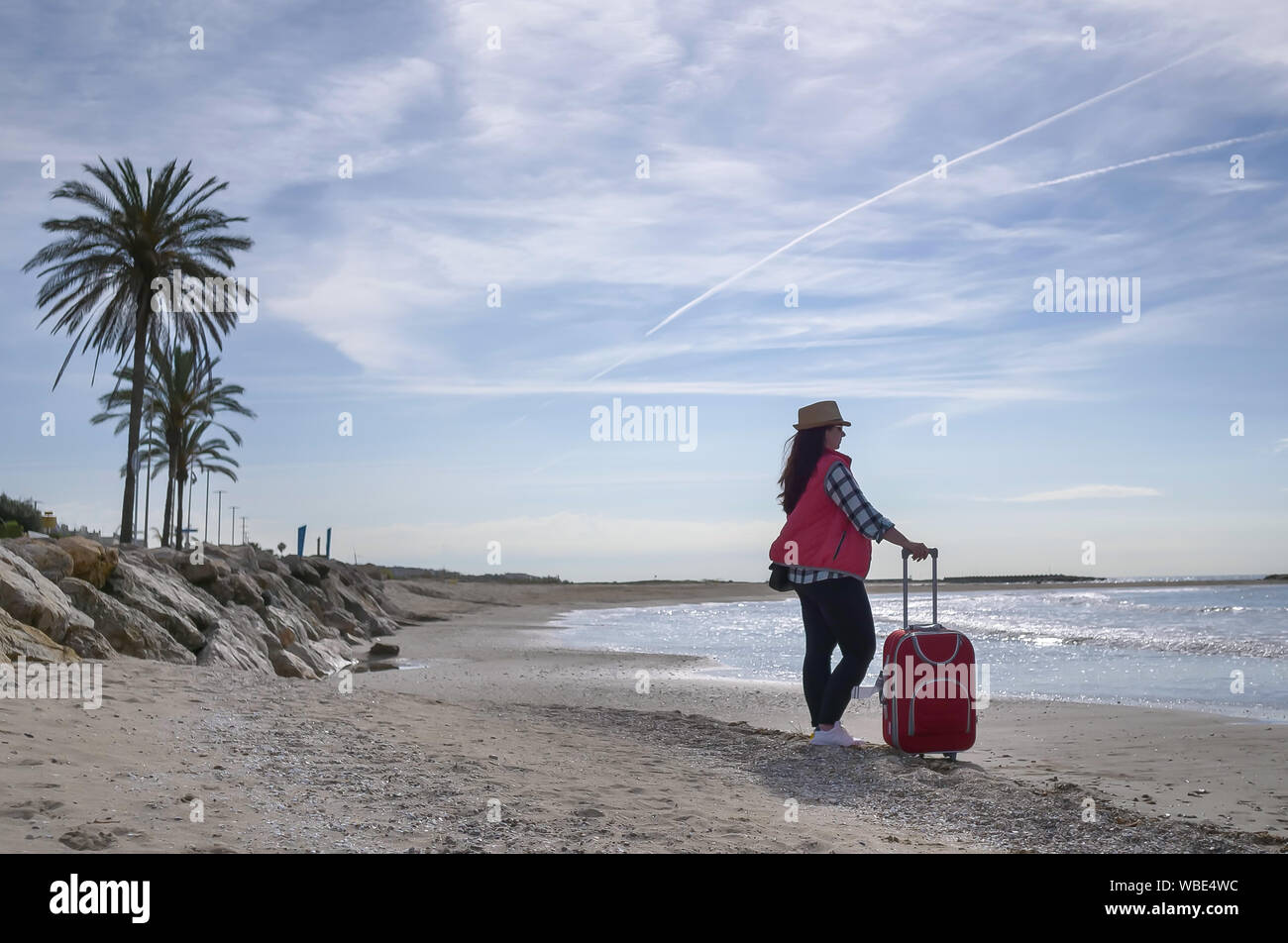 Maleta de playa fotografías e imágenes de alta resolución - Alamy