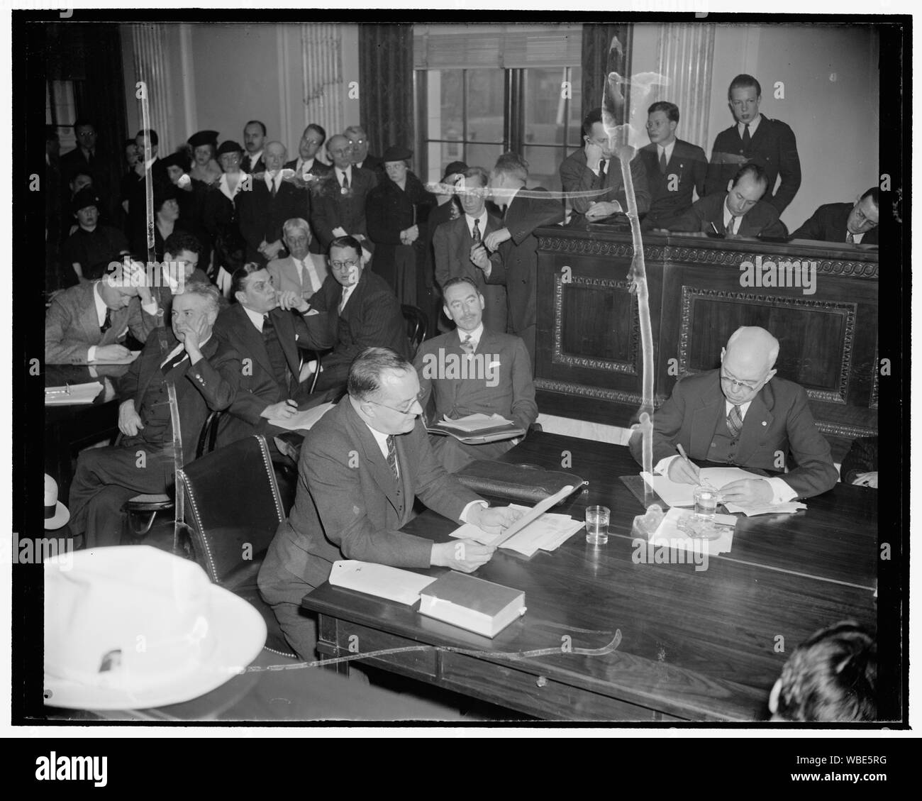 Frankfurter abogado recibe testimonio oponerse el nombramiento del profesor de Harvard. Washington, D.C., el 10 de enero. Dean Acheson, derecha, ex Subsecretario del Tesoro, como abogado para el profesor Felix Frankfurter, escucha el testimonio del cliente de oponerse a su nombramiento a la Corte Suprema antes de que la Subcomisión de Asuntos Judiciales del Senado hoy. George E. Sullivan, izquierda, abogado de Washington y autor, se opuso a la propuesta, aduciendo que Frankfurter era extranjero nacido en Austria--y había "alien afiliaciones." 1/10/39 Resumen/medio: 1 negativo : cristal ; 4 x 5 pulg. o menos Foto de stock