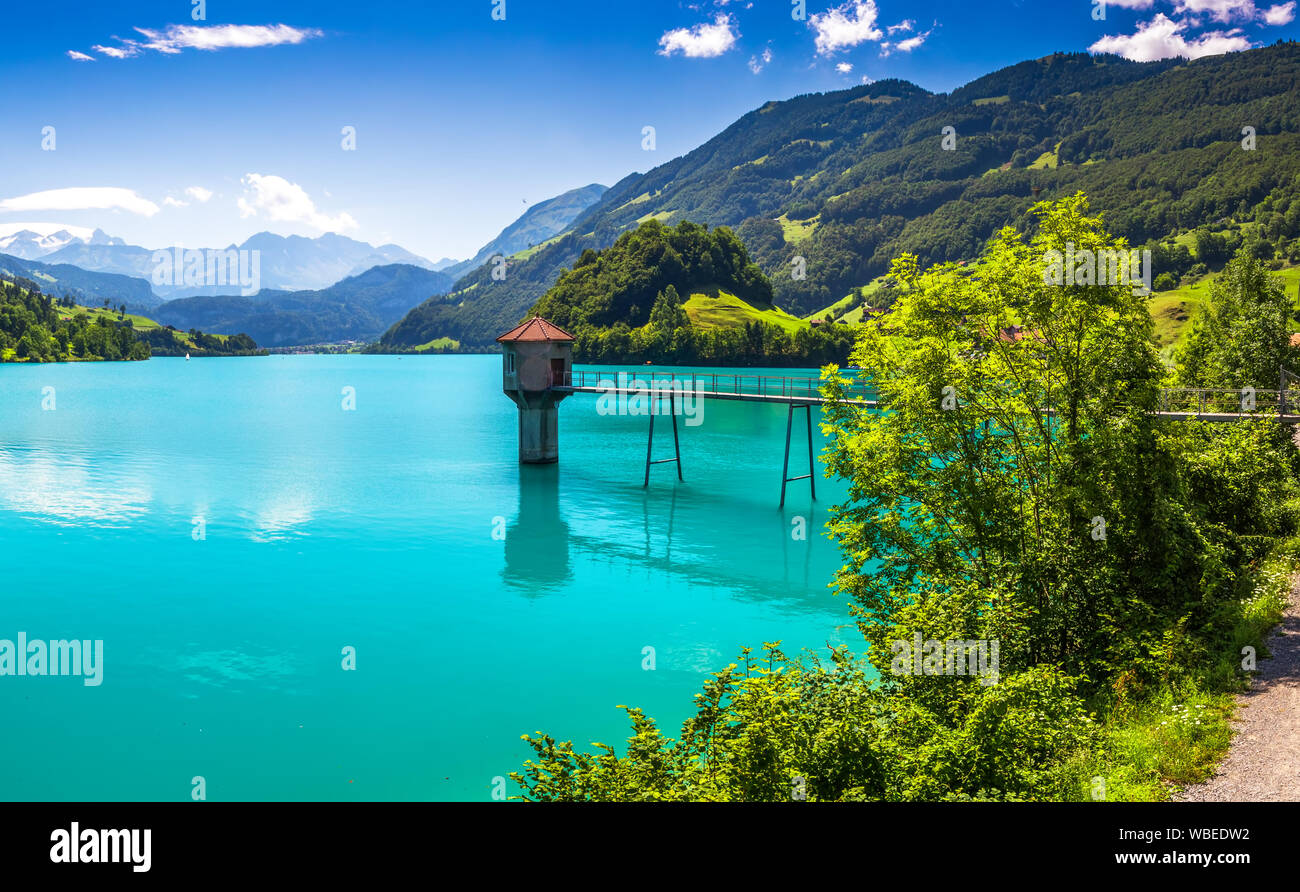 Lungern lago con los Alpes Suizos en el fondo, Unterwalden Alto, Suiza, Europa. Foto de stock