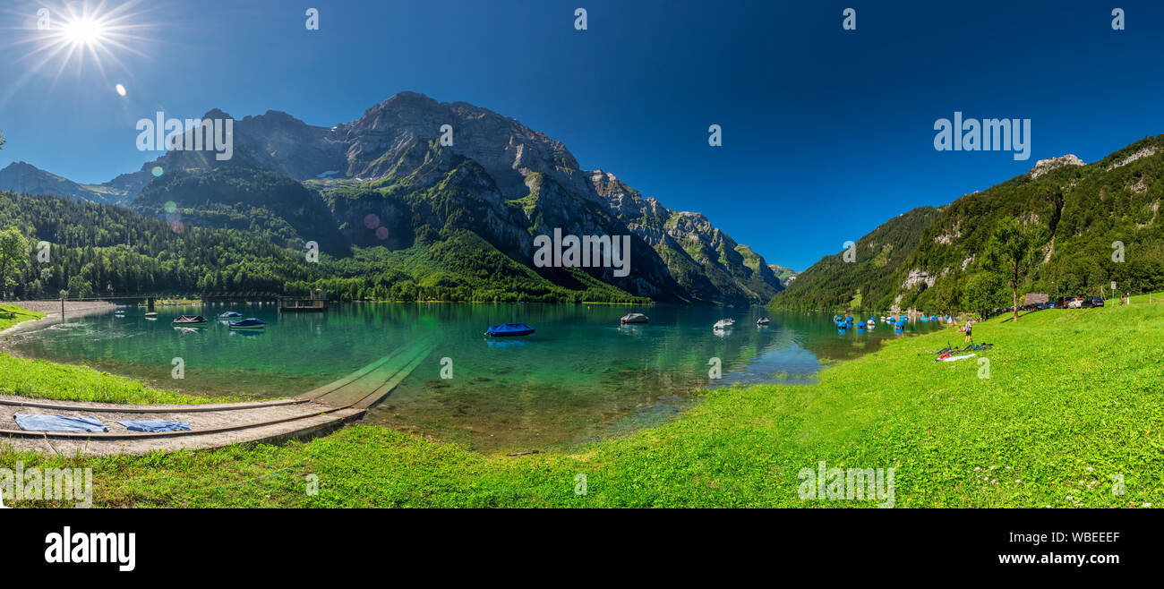 Lago Klontalersee en el cantón de Glaris, Suiza, Europa. Foto de stock