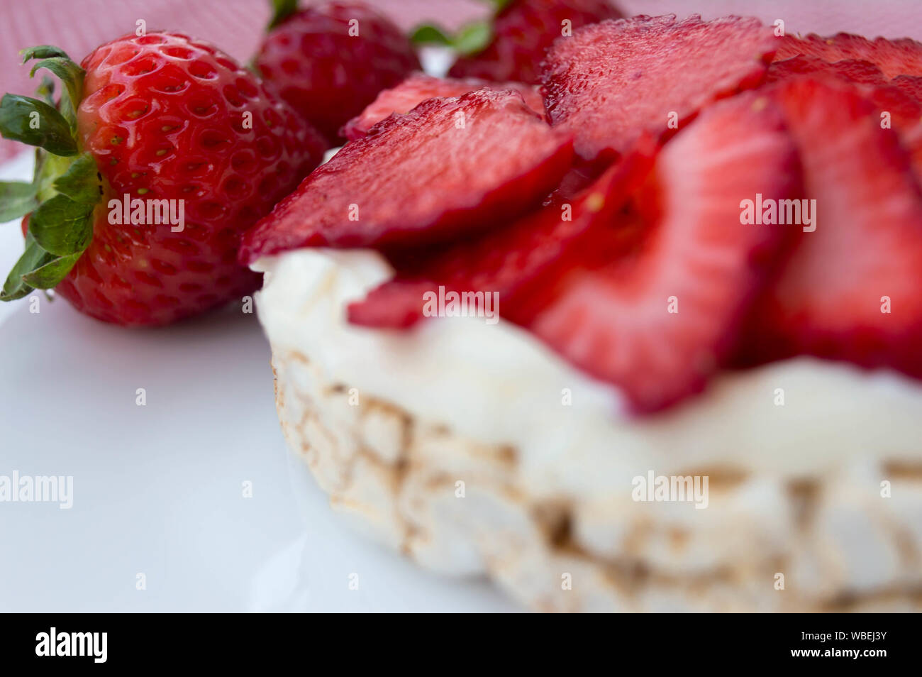 Espectaculares galletas de arroz con crema y fresas Foto de stock