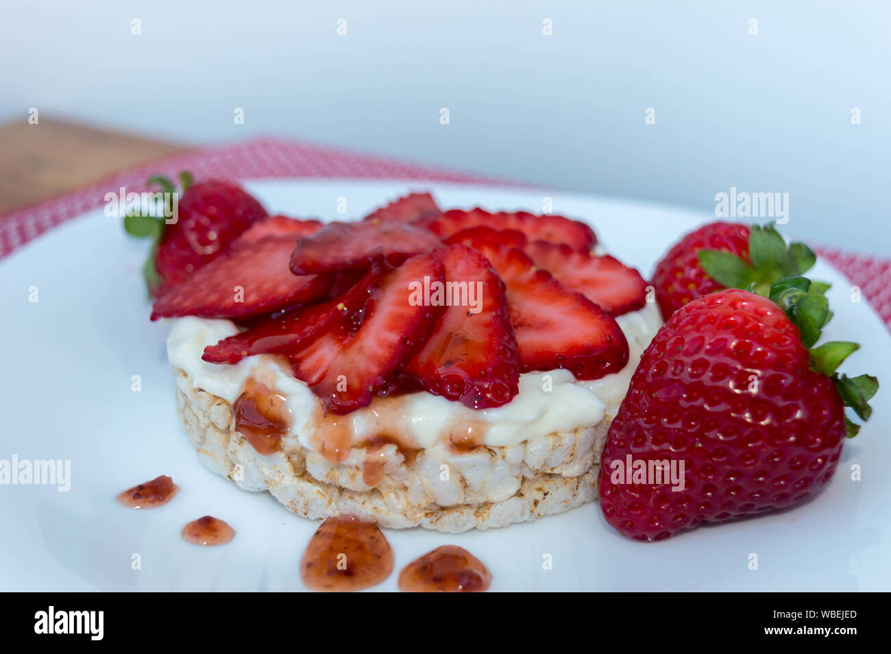 Espectaculares galletas de arroz con crema y fresas Foto de stock