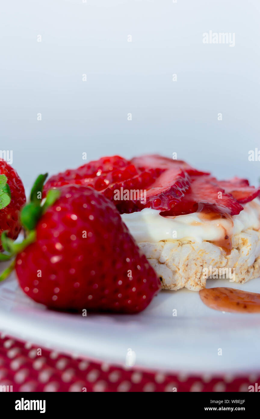 Espectaculares galletas de arroz con crema y fresas Foto de stock