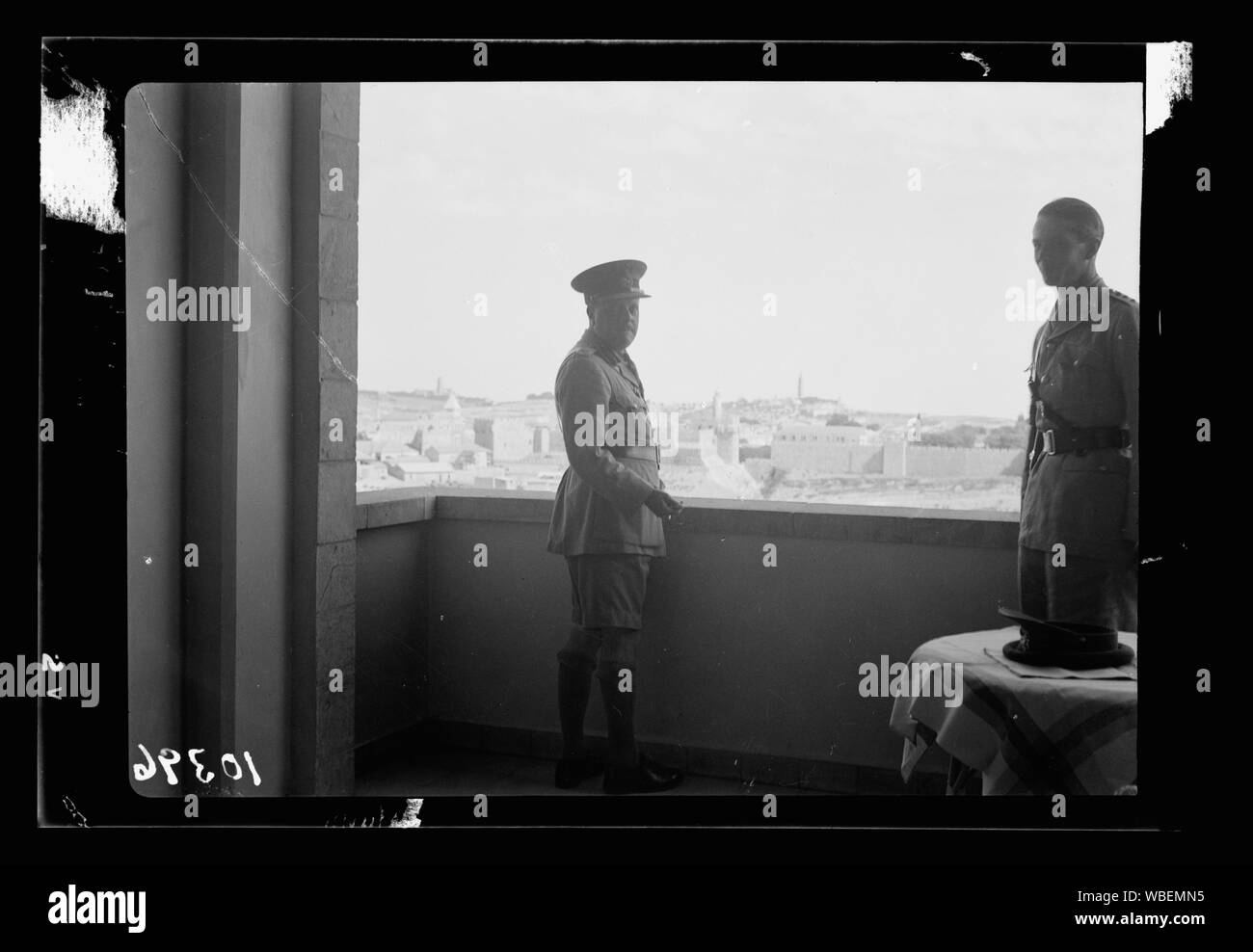 G.O.C. El Teniente General Haining, tomada en la K.D. [i.e, el Hotel Rey David] techo mostrando ciudad en abstracto de fondo/medio: G. Eric Matson y Edith colección de fotografías. Foto de stock