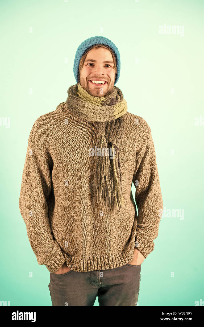 Hombre lleva ropa tejida de fondo turquesa. Concepto de accesorios de  invierno. Moda Invierno prendas de ropa. Accesorios Tejidos como sombrero y  bufanda. Hombre de gorro de punto y bufanda de invierno