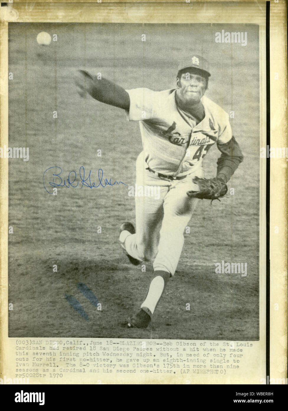 Coleccionable vintage autografiada AP noticias foto de transmisión por cable de St. Louis Cardinals star pitcher Bob Gibson cerca de lanzamiento con un juego perfecto en contra de los San Diego Padres el 18 de junio de 1970 Foto de stock