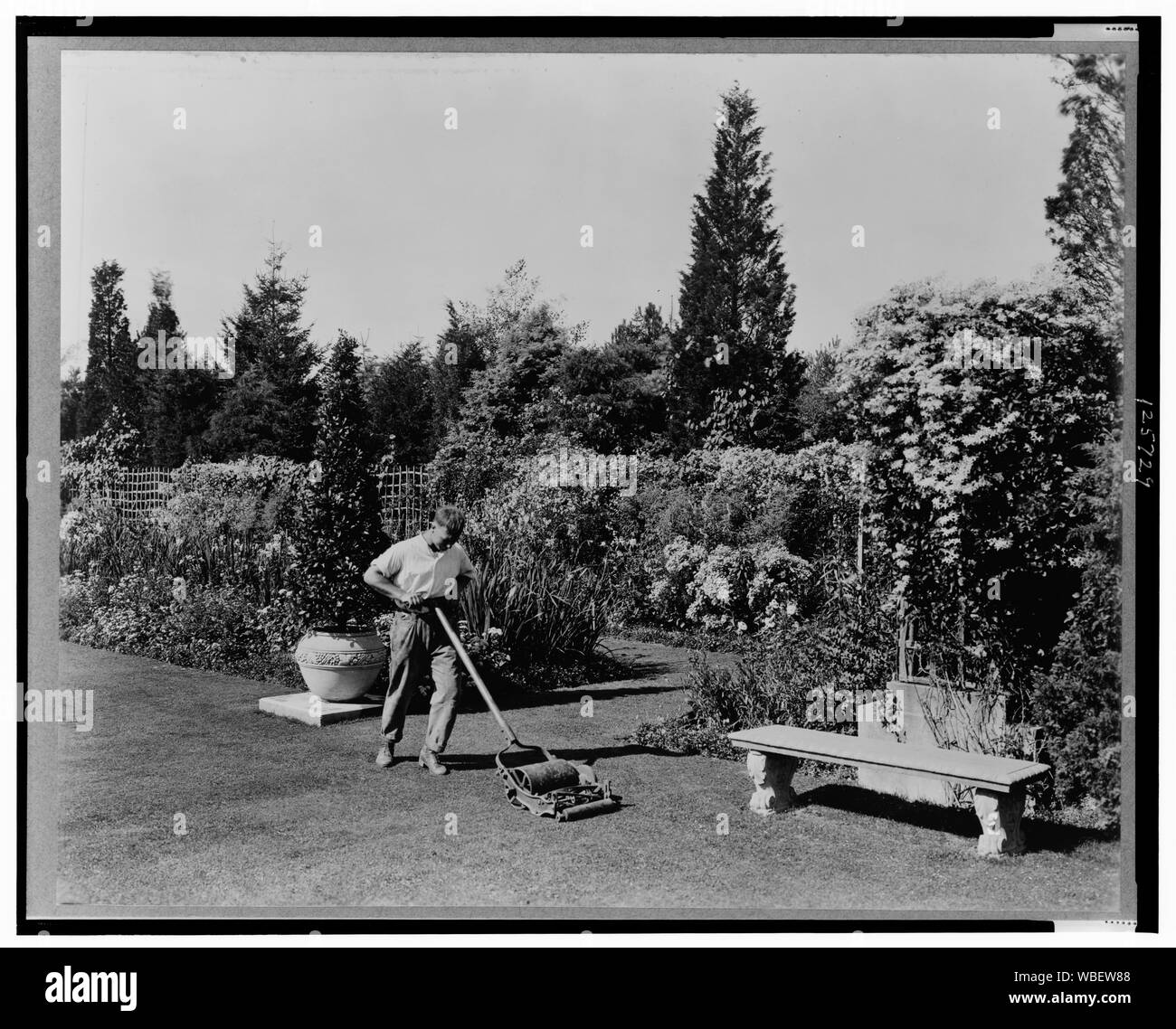 Jardinero empujando el cortacésped, planteados para ilustrar el poema de  Rudyard Kipling la gloria del jardín Resumen/medio: impresión fotográfica  de 1 ; 8 x 10 pulgadas Fotografía de stock - Alamy