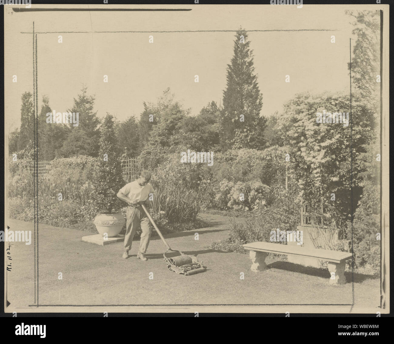 Jardinero empujando el cortacésped, planteados para ilustrar el poema de Rudyard  Kipling la gloria del jardín Resumen/medio: 1 impresión fotográfica ; 20,4  x 25,4 cm (hoja Fotografía de stock - Alamy