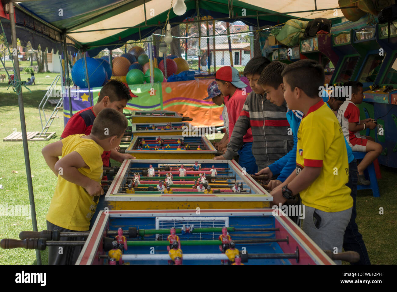 Cuenca, Ecuador - 2 de noviembre de 2017 - Los niños jugar juegos de arcade  en un festival del día de todas las almas en el Miraflores Park Fotografía  de stock - Alamy