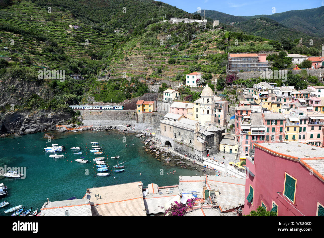 Vernazza, una de las famosas Cinque Terre pueblos pesqueros ahora un importante destino de verano- Italia Foto de stock