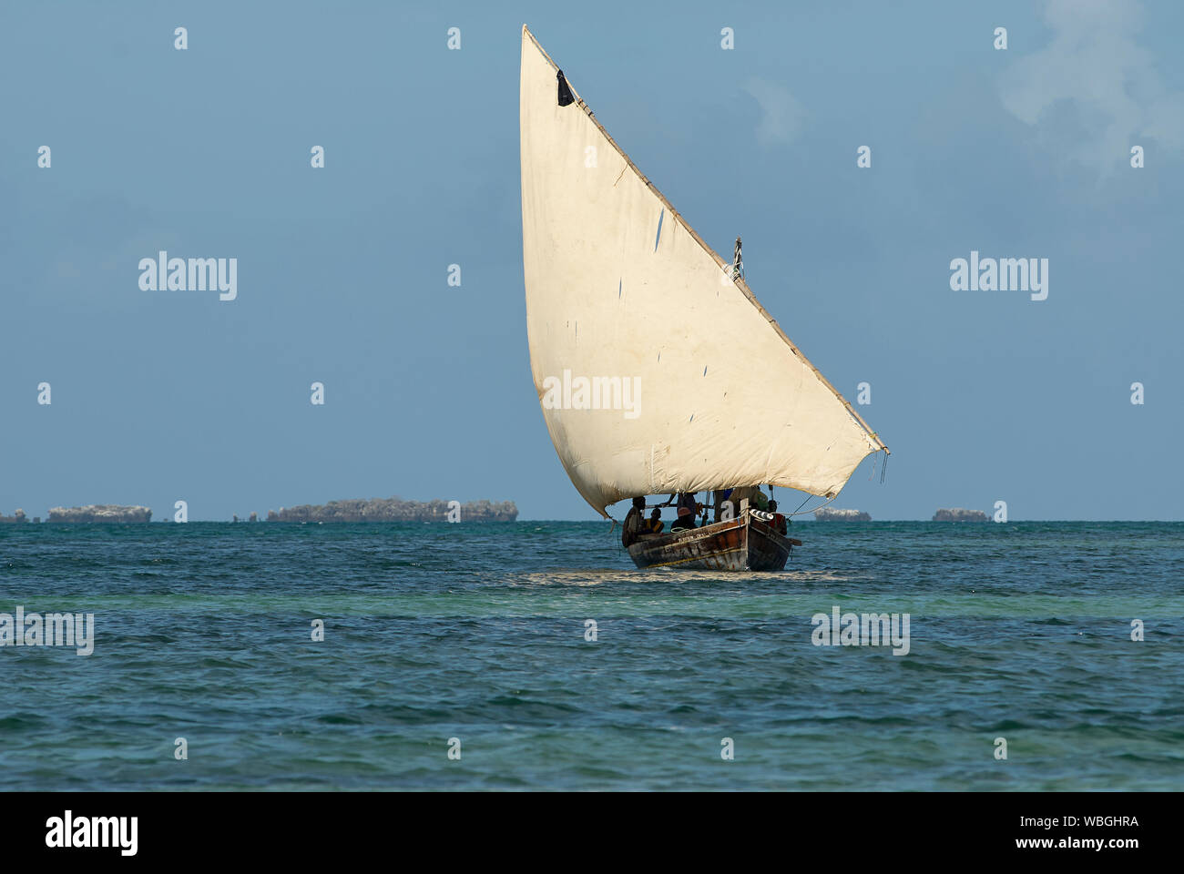 Un dhow navegando a través de la mafia - Chole canal (Tanzania, África Oriental) Foto de stock