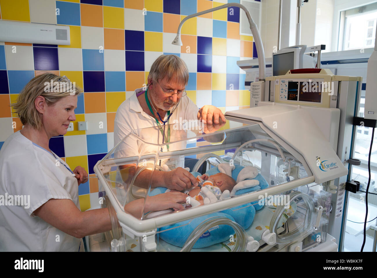 Un médico y una enfermera en un examen, unidad de cuidados intensivos para recién nacidos, Karlovy Vary, República Checa Foto de stock