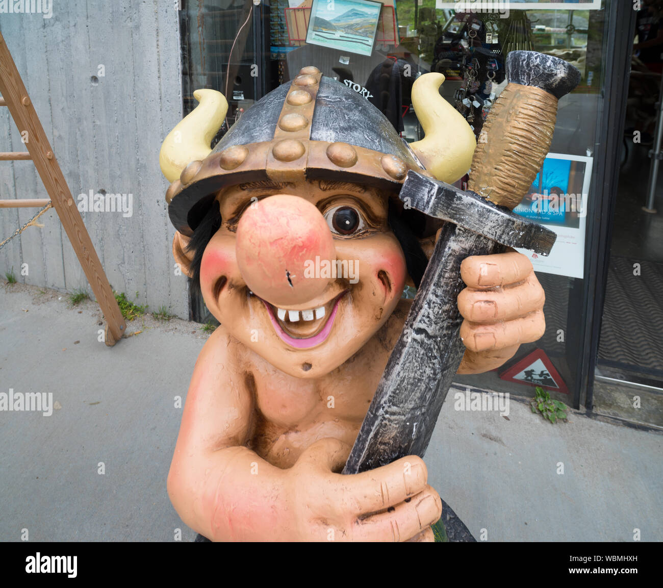 Gracioso trol figura en frente de una tienda de souvenirs en Noruega Foto de stock