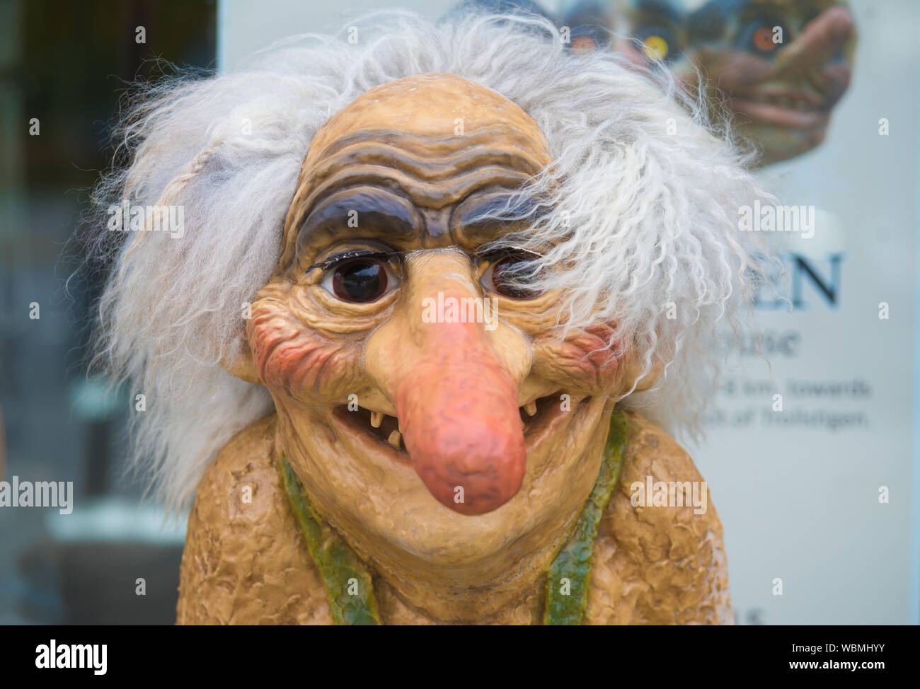 Gracioso trol figura en frente de una tienda de souvenirs en Noruega Foto de stock