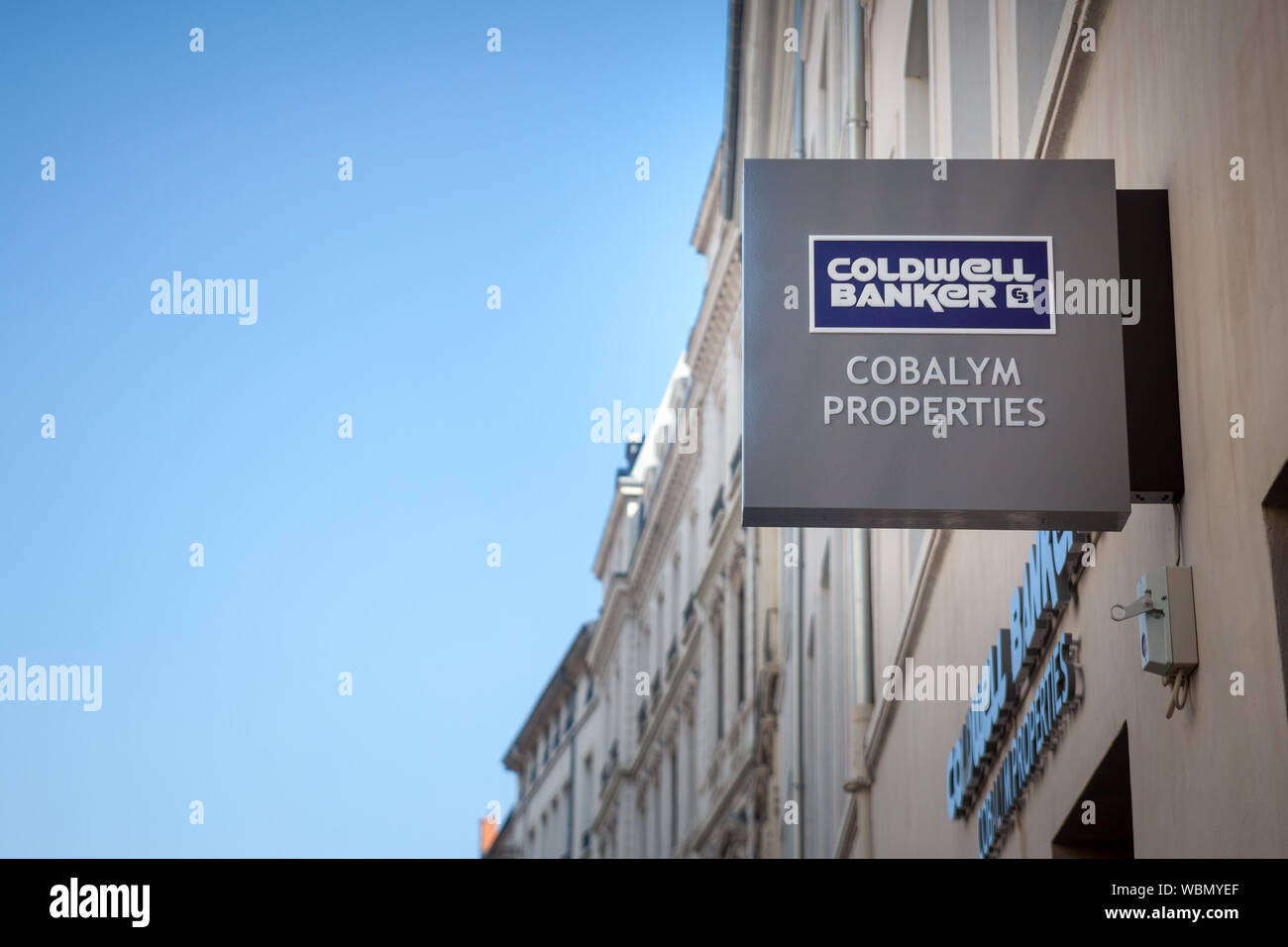 LYON, FRANCIA - 19 de julio de 2019: el logotipo de Coldwell Banker en frente de su agente inmobiliario de Lyon. Coldwell Banker es la franquicia inmobiliaria americana Foto de stock