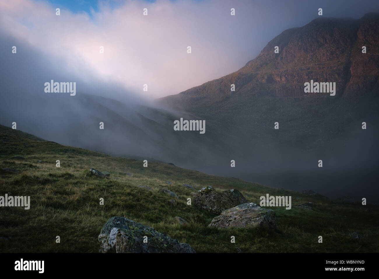 Nube de laminación a través de un lago, ángulo de Tarn, Lake District, RU Foto de stock