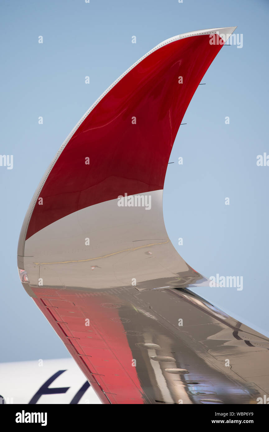 Glasgow, Reino Unido. 25 de agosto de 2019. Virgin Atlantic Airbus A350-1000 visto aviones al aeropuerto internacional de Glasgow para la formación de pilotos. Virgen del nuevo Jumbo jet dispone de un impresionante nuevo espacio social "loft" con sofás en clase business, y acertadamente adornado por el registro G-VLUX. La totalidad del avión tendrá también acceso a Internet Wi-Fi de alta velocidad. Virgin Atlantic ha pedido un total de 12 Airbus A350-1000s. Todas están programadas para unirse a la flota en 2021 en un pedido con un valor estimado de $4.4 mil millones (£3.36 millones). El avión también promete ser hasta 30% más eficientes en consumo de combustible, el ahorro en las emisiones de CO2. Foto de stock
