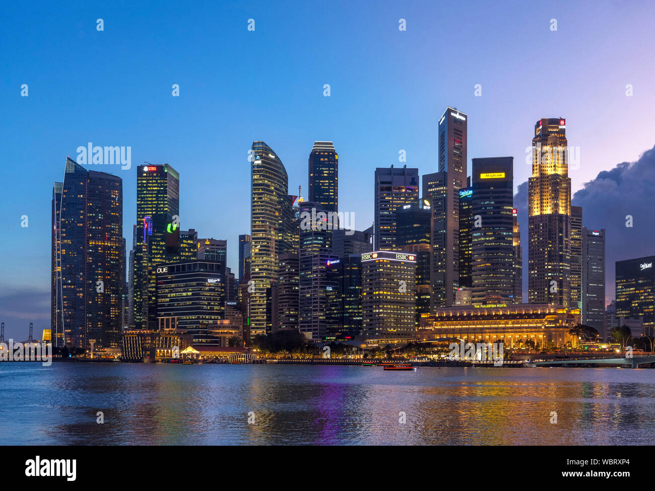 El distrito central de negocios (CBD) al atardecer desde la Marina Bay, Singapur Foto de stock