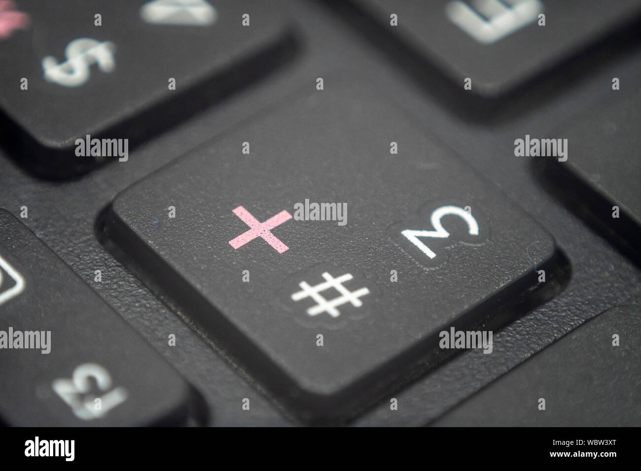 Macro extrema del número tres y hashtag firmar en un teclado portátil  Fotografía de stock - Alamy