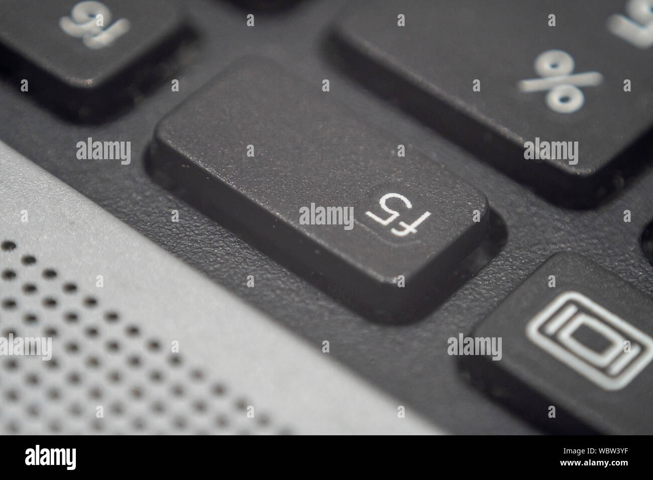 Macro extrema de la tecla f5 en el teclado de un portátil Fotografía de  stock - Alamy
