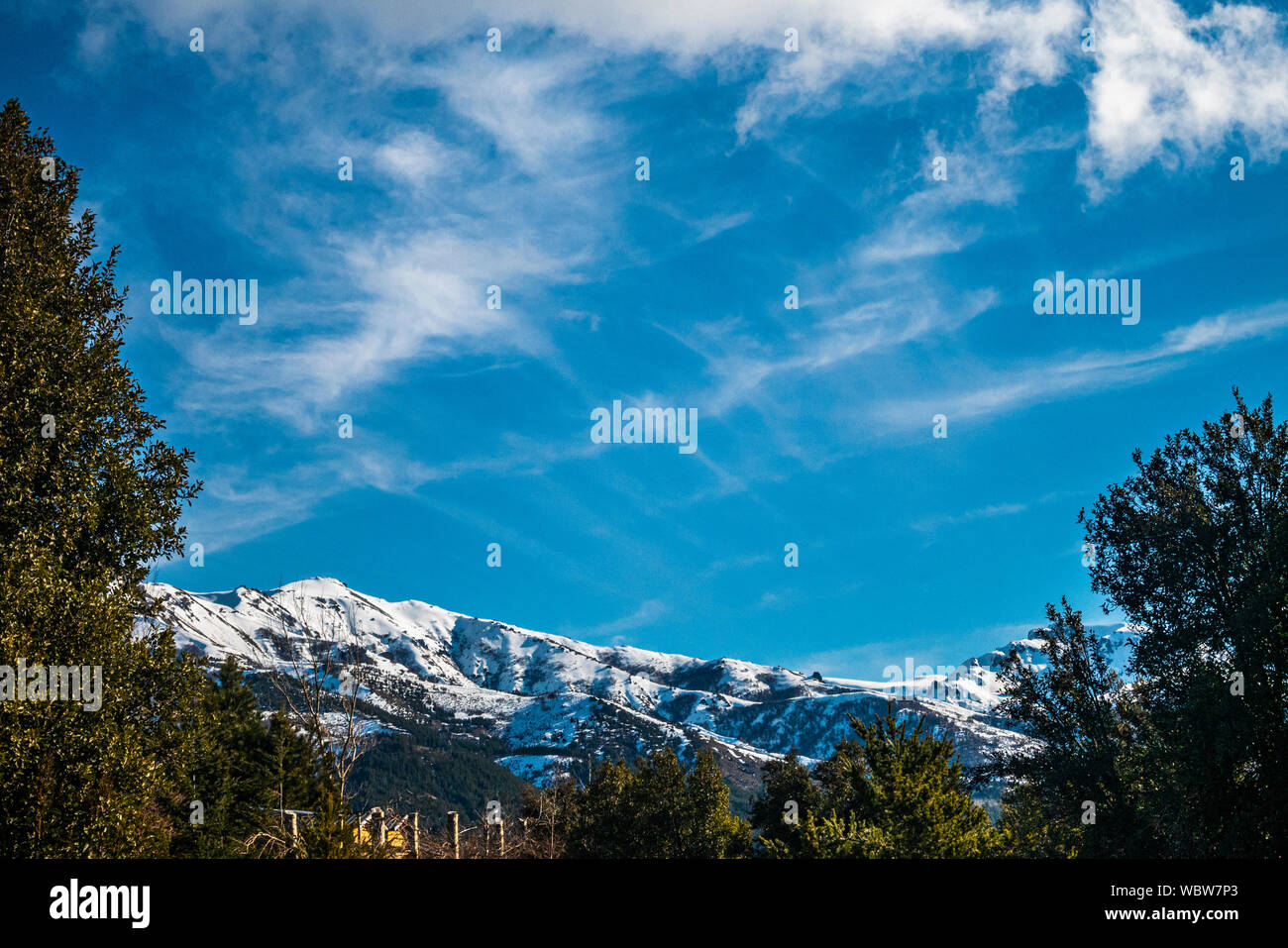 Villa Meliquina, provincia de Neuquén, Patagonia. Bosques, montañas nevadas y cielo azul puro ofrecen paisajes de ensueño en el sur de Argentina. Foto de stock